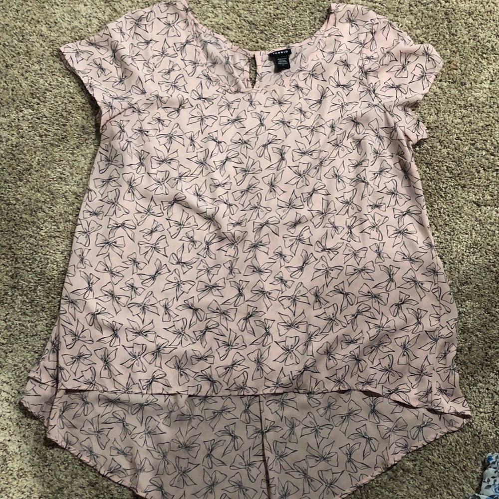 Torrid Bow patterned short sleeve chiffon blouse